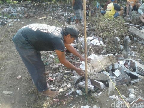 Warga membongkar makam