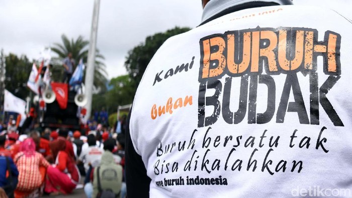Ratusan buruh yang tergabung dalam Gerakan Buruh/Pekerja BUMN (Geber BUMN) menggelar aksi unjuk rasa perihal penghapusan sistem tenaga kerja outsourcing di BUMN.