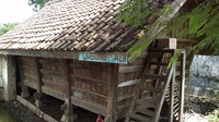 Ada juga lumbung padi yang terbuat dari kayu jati tua berusia ratusan tahun, tapi masih sangat asli. Hanya bagian genteng saja yang pernah direnovasi warga. (Sudirman/detikTravel)