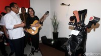 Menteri Perhubungan Budi Karya Sumadi mengikutkan salah satu barang koleksi kesayangannya untuk dilelang. Gitar salah satu personel Elek Yo Band itu laku terjual Rp 20 juta. Ari Saputra/detikcom.