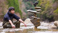 Dia menggunakan batu-batu yang didapat dari sungai atau air terjun untuk mengerjakan rock balancing. Foto: Instagram rocksportrait