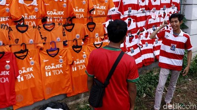 Pedagang Atribut Persija Serbu GBK