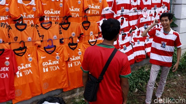 Pedagang Atribut Persija Serbu GBK