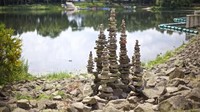 Dia membuat karya seni batu bersusun di berbagai lokasi seperti pantai berpasir, hutan, bahkan di bangunan-bangunan terbengkalai. Foto: James Brunt/ Pribadi