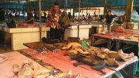 Seorang pembeli daging ekstrem (Usman Hadi/detikTravel)