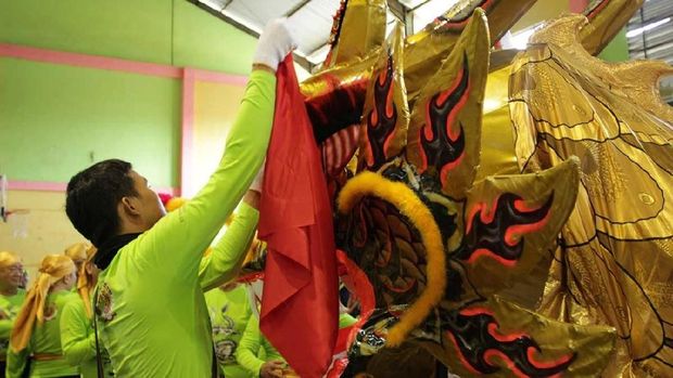 Satu per satu mata naga ditutup (Randy/detikTravel)