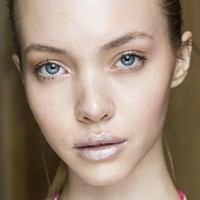 Lipstik dengan efek beku atau frosted ditampilkan dalam fashion show Stella Jean. Lipstik dengan hasil akhir hologram ini memang telah diprediksi menjadi tren makeup 2018.  Foto: Getty Images