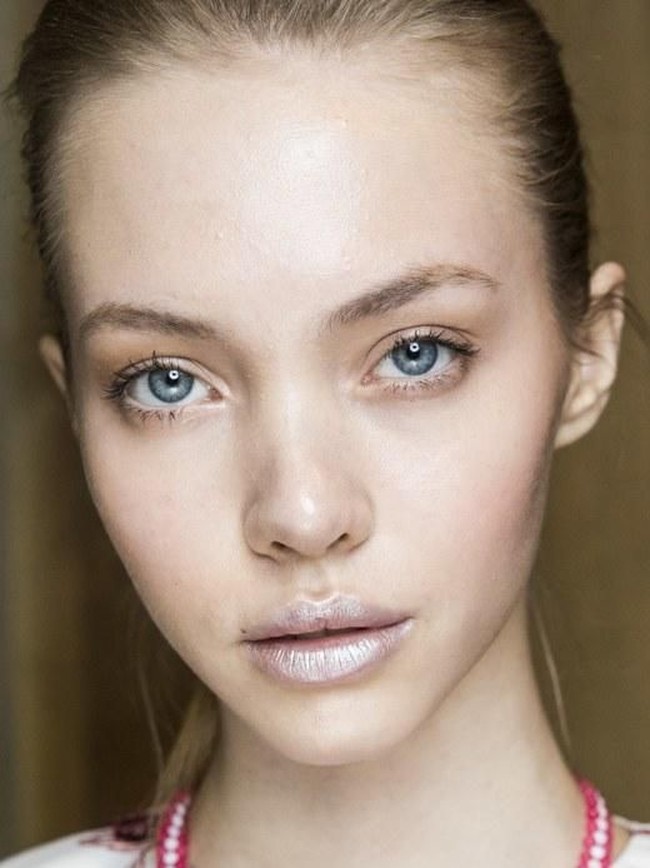 Lipstik dengan efek beku atau frosted ditampilkan dalam fashion show Stella Jean. Lipstik dengan hasil akhir hologram ini memang telah diprediksi menjadi tren makeup 2018.  Foto: Getty Images