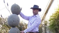 Seniman rock balancing lainnya yang populer yakni Adrian Gray. Foto: Pool