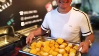Wah banyak banget jagung rebusnya. Membawa tray isi jagung rebus, Chef Chandra malah memamerkan senyumnya ke arah kamera. Foto: Instagram