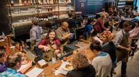 Hadirnya bar memfasilitasi siapapun yang menyesap cocktail pulang kantor, bisa mampir ke Starbucks Reserve Roastery di Seattle ini. Foto: Istimewa