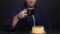 Verrel Bramasta juga tak mau kalah. Aktor ganteng ini menikmati secangkir kopi ditemani cheese cake lembut. Foto: Istimewa
