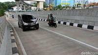 Kondisi lalu lintas di kedua arah jalan arteri Pondok Indah terpantau lancar.