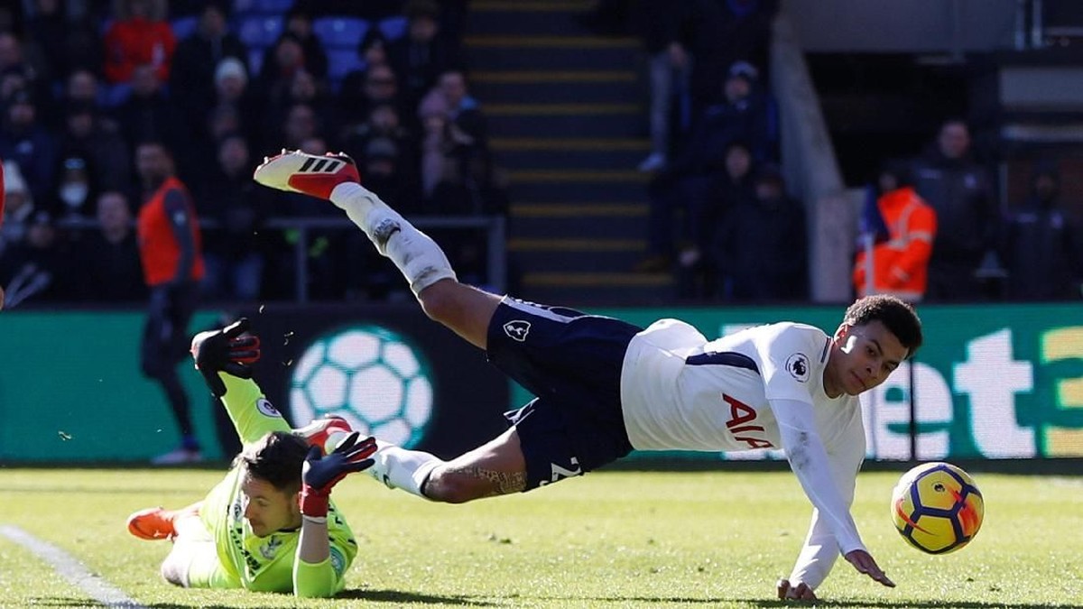 Dele Alli dilanggar kiper Palace akhir pekan lalu (Paul Childs/Action Images via Reuters)