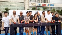 Wah potret yang ini seru banget. Chef Chandra asyik berpose bersama beberapa selebriti chef lain. Tampak ada Chef Bara, Chef Vindex, Chef Degan, Chef Juna, Chef Marinka, Chef Arnold hingga Chef Farah Quinn.  Foto: Instagram