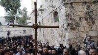 Padahal Gereja ini dipercaya sebagai tempat Yesus disalibkan, dimakamkan, dan dibangkitkan. Penjagaan Gereja ini dilakukan pihak Gereja Ortodoks, Armeina, dan Katolik Roma.  (Foto: Dok. REUTERS/Ammar Awad)