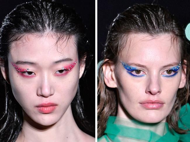 Makeup artist Pat McGrath membuat grafik eyeliner warna-warni di fashion show Prada. Uniknya, di atas eyeliner berwarnanya disematkan aksesori bling-bling.  Foto: Getty Images