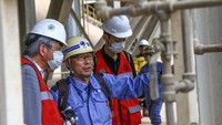 CEO Global Environmental Center (GEC) Foundation Kunihiro Suga  kiri) meninjau langsung pembangkit tenaga listrik bertenga gas buang di pabrik Tuban, Selasa (27/2). Pool/Semen Indonesia.