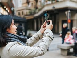 Kala Dian Sastro Berkencan dengan Galaxy S9+