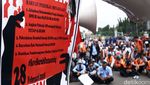 Buruh BUMN Berunjuk Rasa Tolak Outsourcing