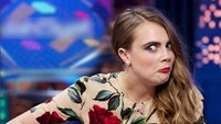 Cara Delevigne lagi usilin penonton alay di acara musik TV swasta. (Dok. Instagram/indra.hakim)