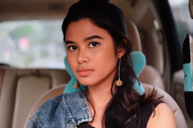  Tampil dengan riasan wajah natural dengan lipstik nude, pesona Rizka membuat pria jatuh hati. Foto: Instagram