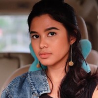  Tampil dengan riasan wajah natural dengan lipstik nude, pesona Rizka membuat pria jatuh hati. Foto: Instagram