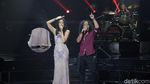 Aksi Nyeker Sophia Latjuba saat Duet Bareng Slank