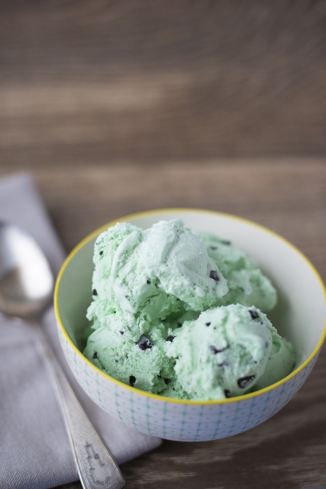 Penyuka es krim mint chocolate chip adalah orang yang punya ambisi tinggi, percaya diri, dan suka berargumen. Sesama penyuka mint chocolate chip biasanya akan saling cocok jika berhubungan. Foto: Thinkstock