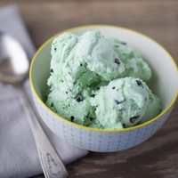 Penyuka es krim mint chocolate chip adalah orang yang punya ambisi tinggi, percaya diri, dan suka berargumen. Sesama penyuka mint chocolate chip biasanya akan saling cocok jika berhubungan. Foto: Thinkstock