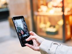 Kala Dian Sastro Berkencan dengan Galaxy S9+