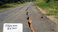 Gempa berkekuatan 7,6 SR yang mengguncang Papua pada Senin pagi dini hari (26/2) lalu ternyata berdampak pada kondisi infrastruktur jalan Trans Papua. Pool/BBPJN X Papua dan Papua Barat.