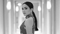 Penampilannya dengan gaun yang menunjukan lekuk tubuhnya itu saat tampil di Surabaya. (Dok. Instagram/angelpieters)