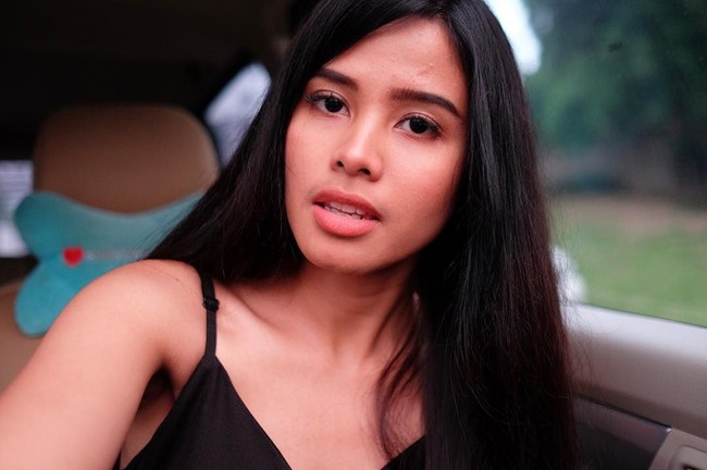  Banyak yang menganggap bentuk wajah Rizka seperti hidung, bibir, alis, hingga rambut hitam lurus tergerainya itu mirip dengan Maudy Ayunda. Foto: Instagram
