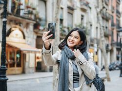 Kala Dian Sastro Berkencan dengan Galaxy S9+