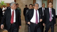 Gubernur Jawa Barat Ahmad Heryawan (Aher) didampingi Dirut bank bjb Ahmad Irfan dan Komisaris Utama bank bjb Klemi Subiantoro bersiap mengikuti RUPS bank bjb di Hotel Aryaduta, Bandung, Jawa Barat, Rabu (28/2/18). Foto: dok. bjb