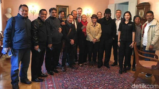 Surya Paloh dan sejumlah wartawan, April 2017, mengunjungi mansion tempat perundingan RI-GAM di Helsinki, Finlandia