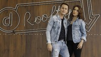 Di kesempatan itu, Ussy dan Andhika mengenalkan lagu baru mereka, ‘Sepanjang Hidupku’. Foto: Asep Syaifullah