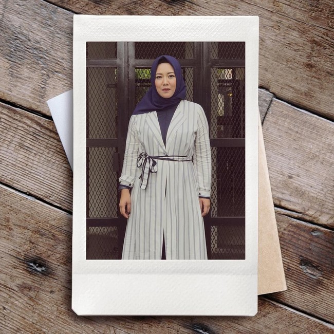 Tampilan busana bergaris vertikal seperti Risa Saraswati ini juga akan membuat visualisasi tubuh lebih ramping. Foto: Instagram Risa Sarasvati