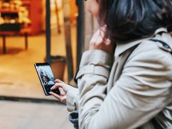 Kala Dian Sastro Berkencan dengan Galaxy S9+