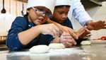 10 Gaya Santai Chef Chandra Yudasswara Menikmati Makanan