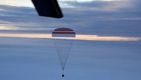 Soyuz MS-06 mendarat dengan membawa 3 astronot yang terdiri dari Mark Vande Hei, Joe Acaba, dan Alexander Misurkin. (Foto: Dok. REUTERS/Alexander Nemenov/Pool)