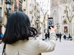 Kala Dian Sastro Berkencan dengan Galaxy S9+