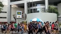 Dengan memasukkan SGD 3 (Rp 30 ribu) maka orang-orang bisa mendapatkan uang tunai SGD 50 (Rp 510 ribu). Dalam foto terlihat warga Singapura berbondong-bondong mendatangi vending machine ini. Foto: Facebook/Channel News Asia