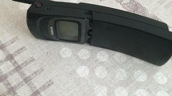 Meski terlihat sangat tebal, di zamannya Nokia 8110 termasuk ponsel paling ringan. Foto: Instagram