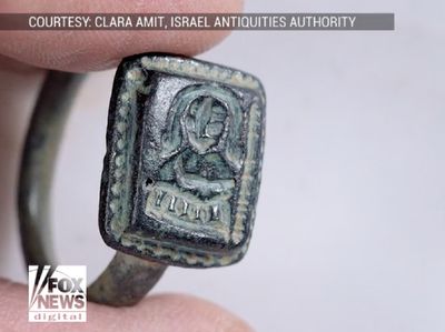 Foto: Cincin Sinterklas Berusia 700 Tahun Ditemukan di Israel