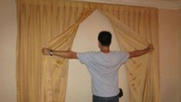 Tidak diketahui nama hotelnya, tapi foto ini dibagikan di situs Imgur. Di dalam kamar hanya ada tirai tertutup di balik dinding. Tidak ada jendela sama sekali. (Imgur)