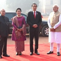 Iriana Jokowi tak melulu memakai merek internasional seperti Dior dan Coach. Saat mendampingi Presiden Jokowi kunjungan kerja ke mancanegara, Iriana juga kerap tampil dengan tas dari brand lokal. Foto: Dok. Detikcom, Setpres