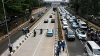 Arus lalu lintas di underpass tampak lancar. Sementara di Jalan Metro Pondok Indah tersendat.
