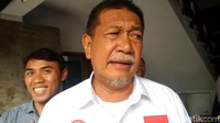 Deddy Mizwar memilih untuk mendukung Jokowi-Maruf Amin meskipun Partai Demokrat mendukung Prabowo-Sandiaga. Bahkan, kini Deddy didapuk menjadi salah satu juru bicara Jokowi di masa kampanye. Saya sendiri baru belajar bicara disuruh jadi jubir. Tadi saya minta arahan dan mendengar pemikiran beliau (Maruf Amin) tentang arus baru ekonomi Indonesia., kata Deddy.(Foto: Mochamad Solehudin/detikcom)